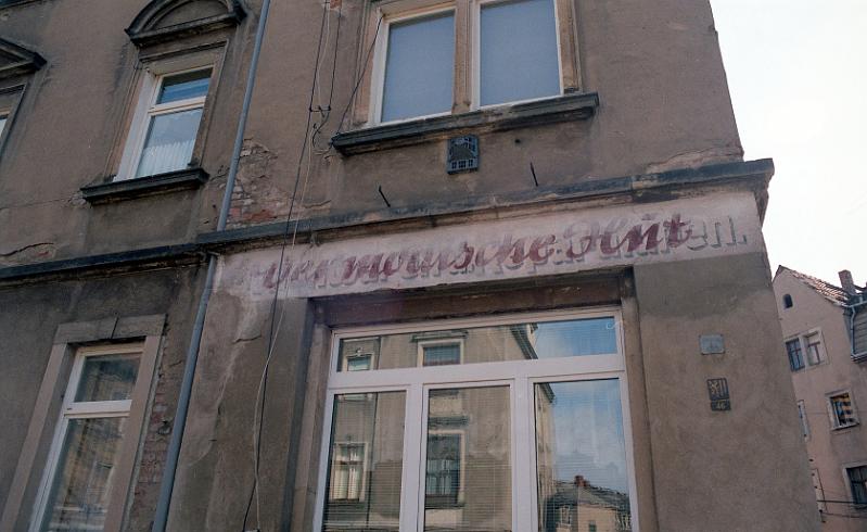 Dresden-Pieschen, Torgauer Str. 46, 18.3.1995.jpg - Der modische Hut / darunter: ... u. Reparaturen